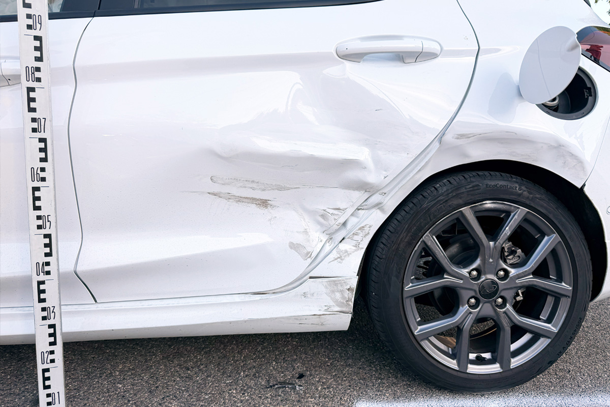 Der 18-Jährige prallte mit dem Audi seitlich gegen das Auto der 56-Jährigen.