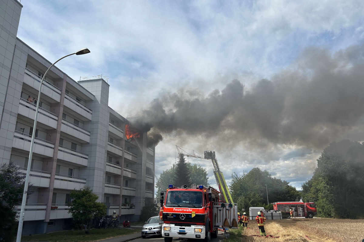 Rund 100 Feuerwehrangehörige standen beim Grossbrand im Einsatz.