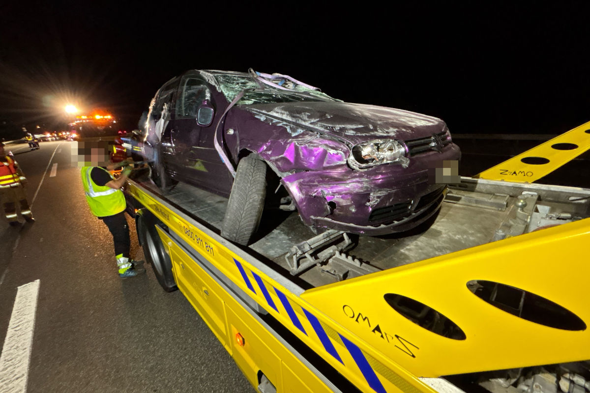 Das beschädigte Auto wird von einem Abschleppwagen abtransportiert.