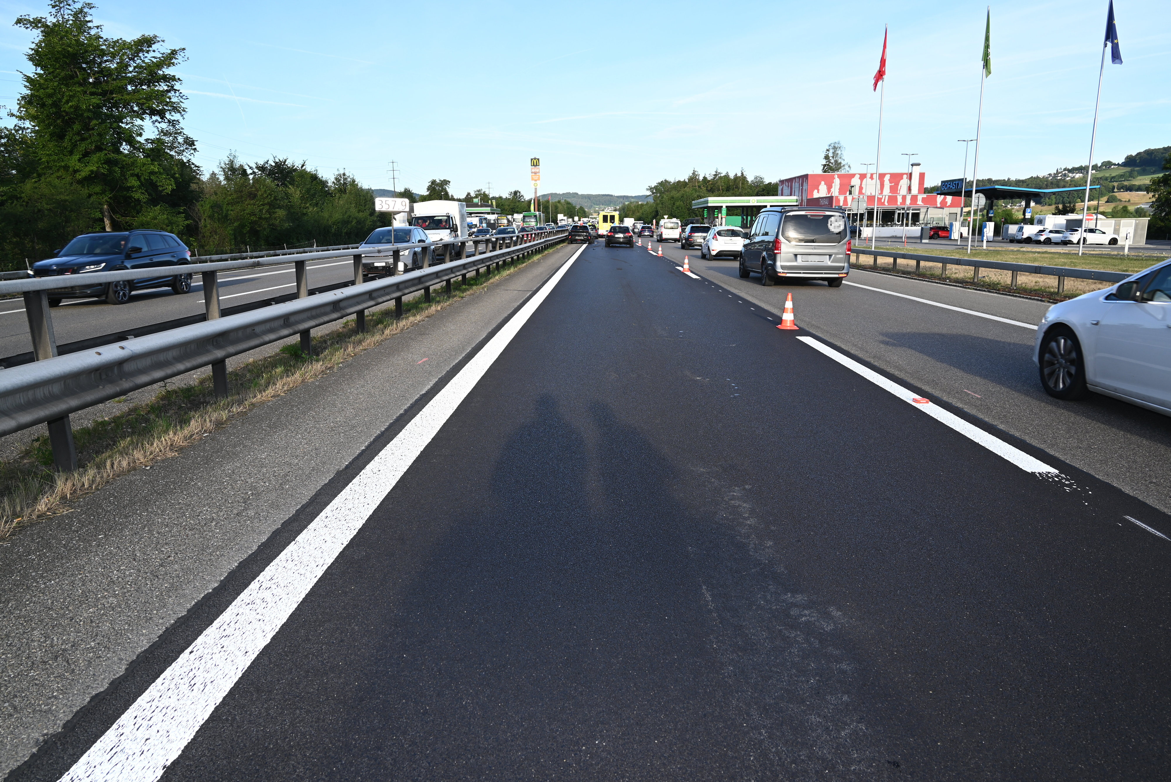 Der linke Fahrstreifen war nach dem Unfall gesperrt