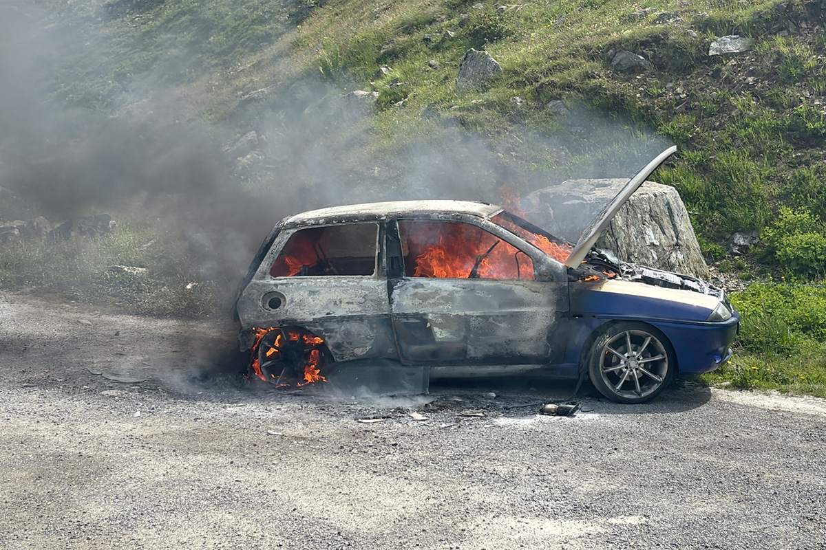 Das Fahrzeug wurde bei dem Brand zerstört.