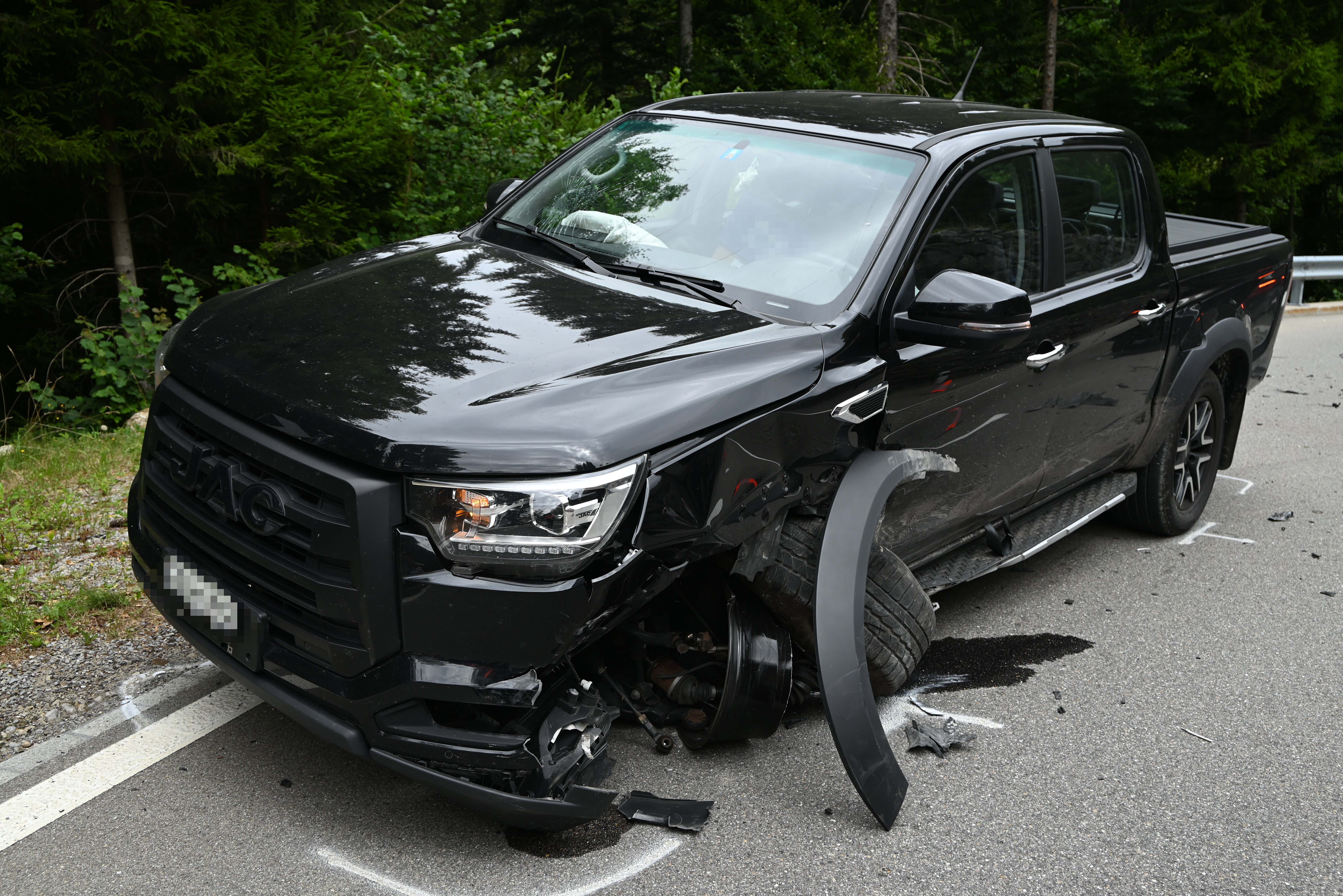 Beschädigter schwarzer Pickup 
