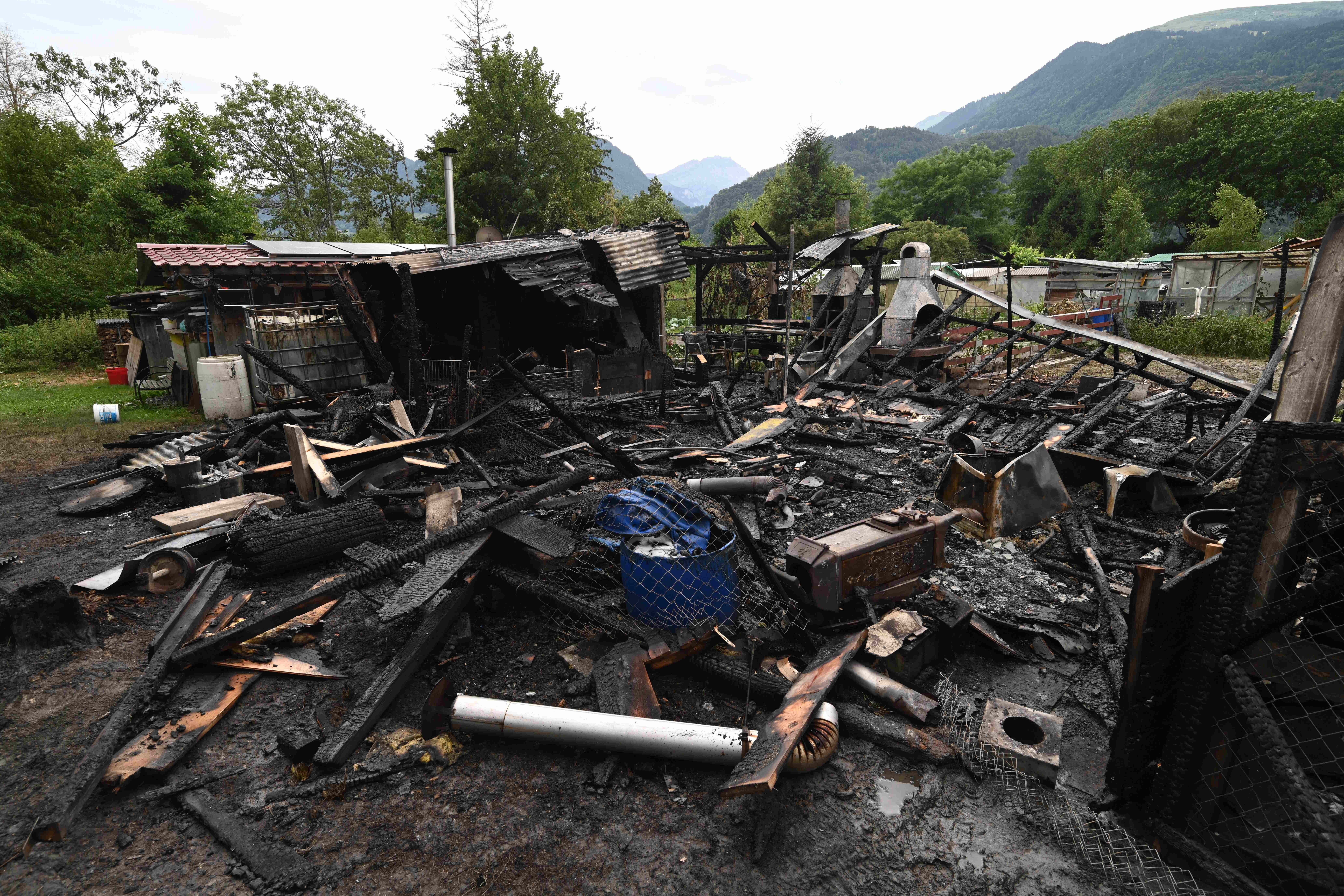 Verbrannte Überreste eines Häuschens