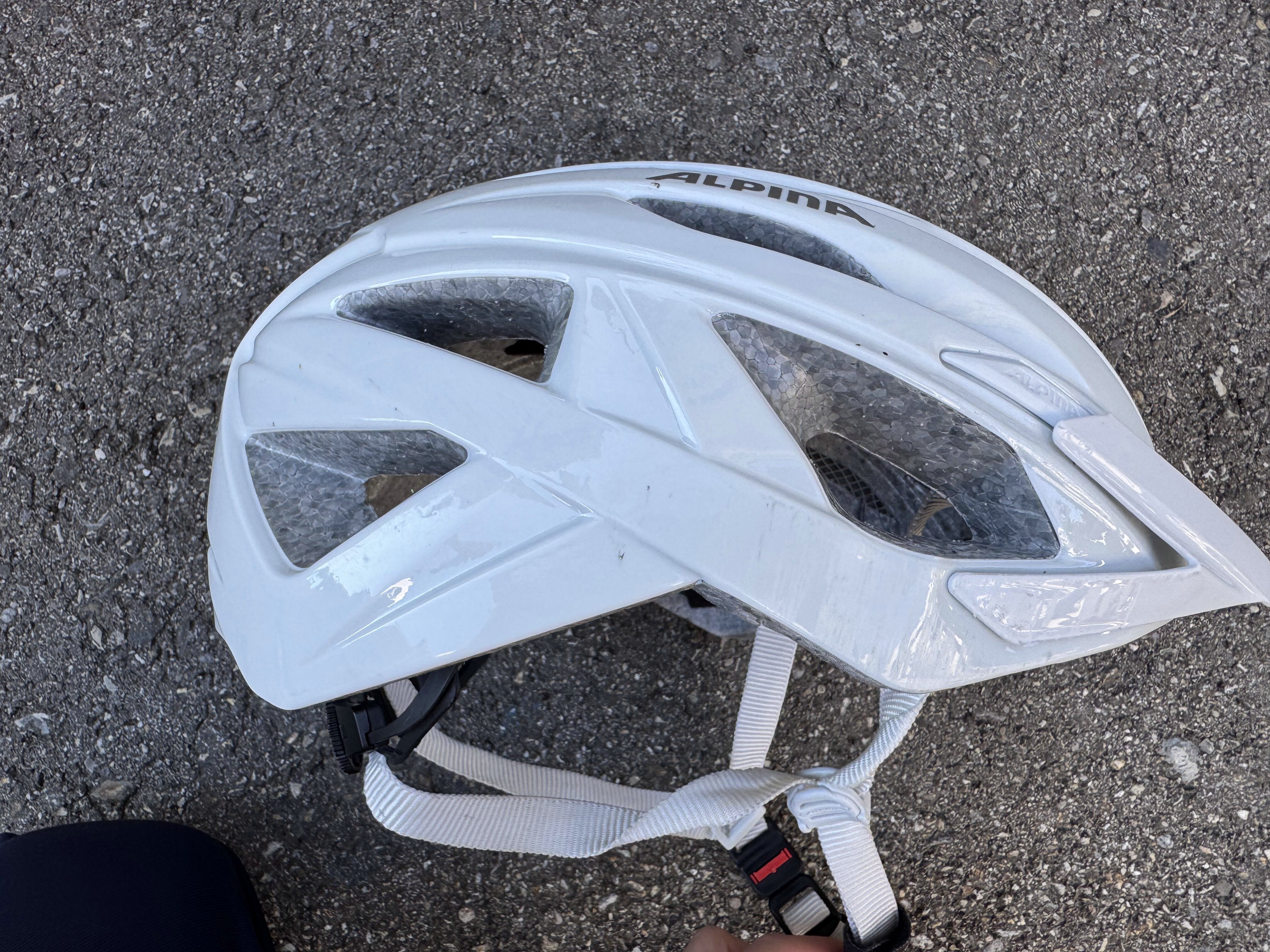 Der beschädigte Velohelm nach dem Unfall