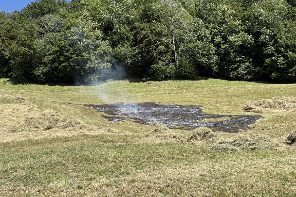 Anwesende Personen und die Feuerwehr löschten den Brand.