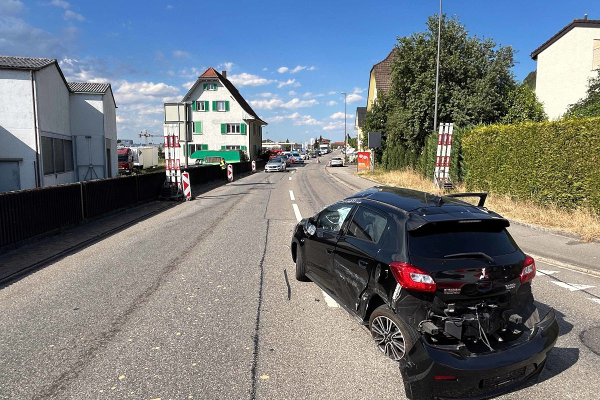 Die Feuerwehr richtete während der Sperrung eine Umleitung ein.