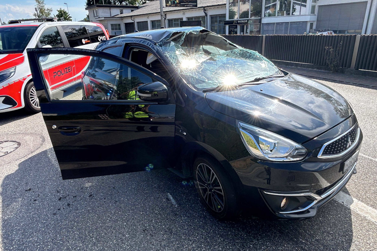 Ein Mitsubishi überschlug sich nach der Kollision und kam auf den Rädern zum Stillstand.