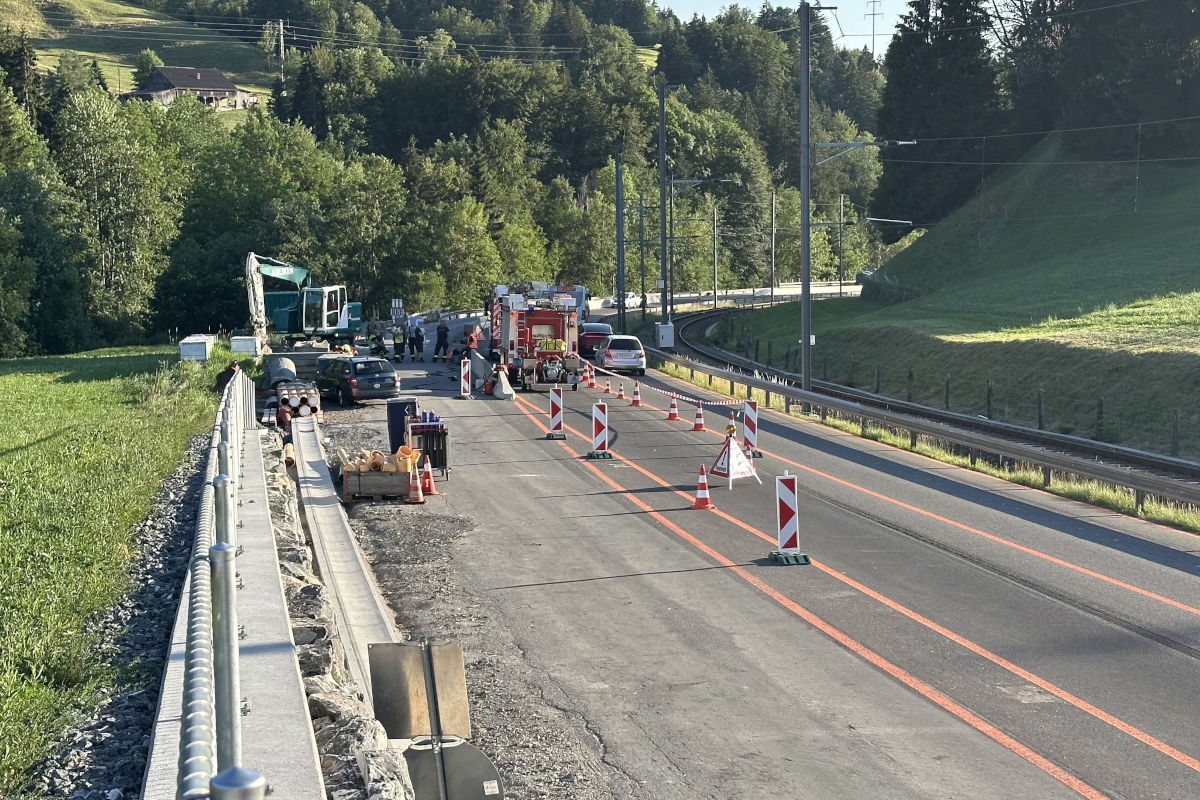 Das Auto kollidierte im Baustellenbereich mit Betonblöcken.