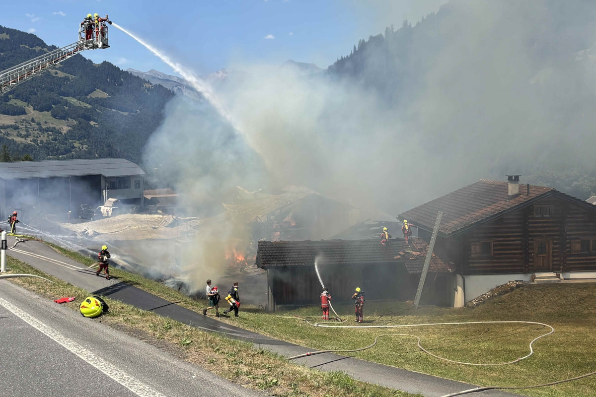 Zahlreiche Fahrzeuge und Materialien fielen den Flammen zum Opfer.