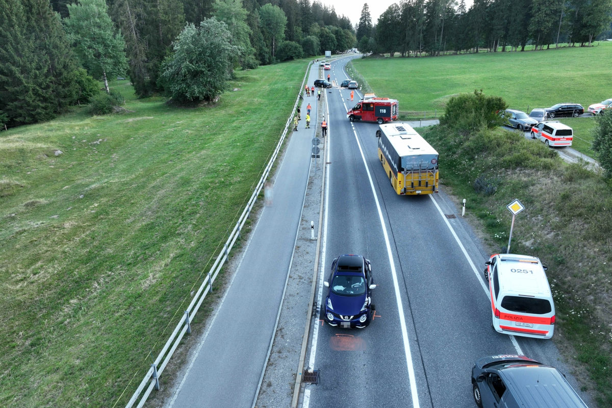 Die Oberalpstrasse blieb während rund zweieinhalb Stunden gesperrt.
