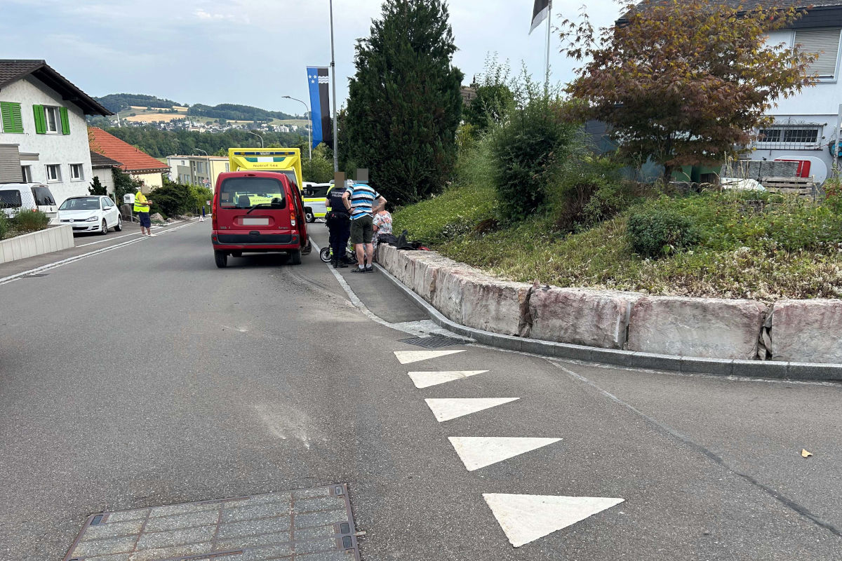 Ein Mitfahrer erlitt beim Unfall leichte Verletzungen.
