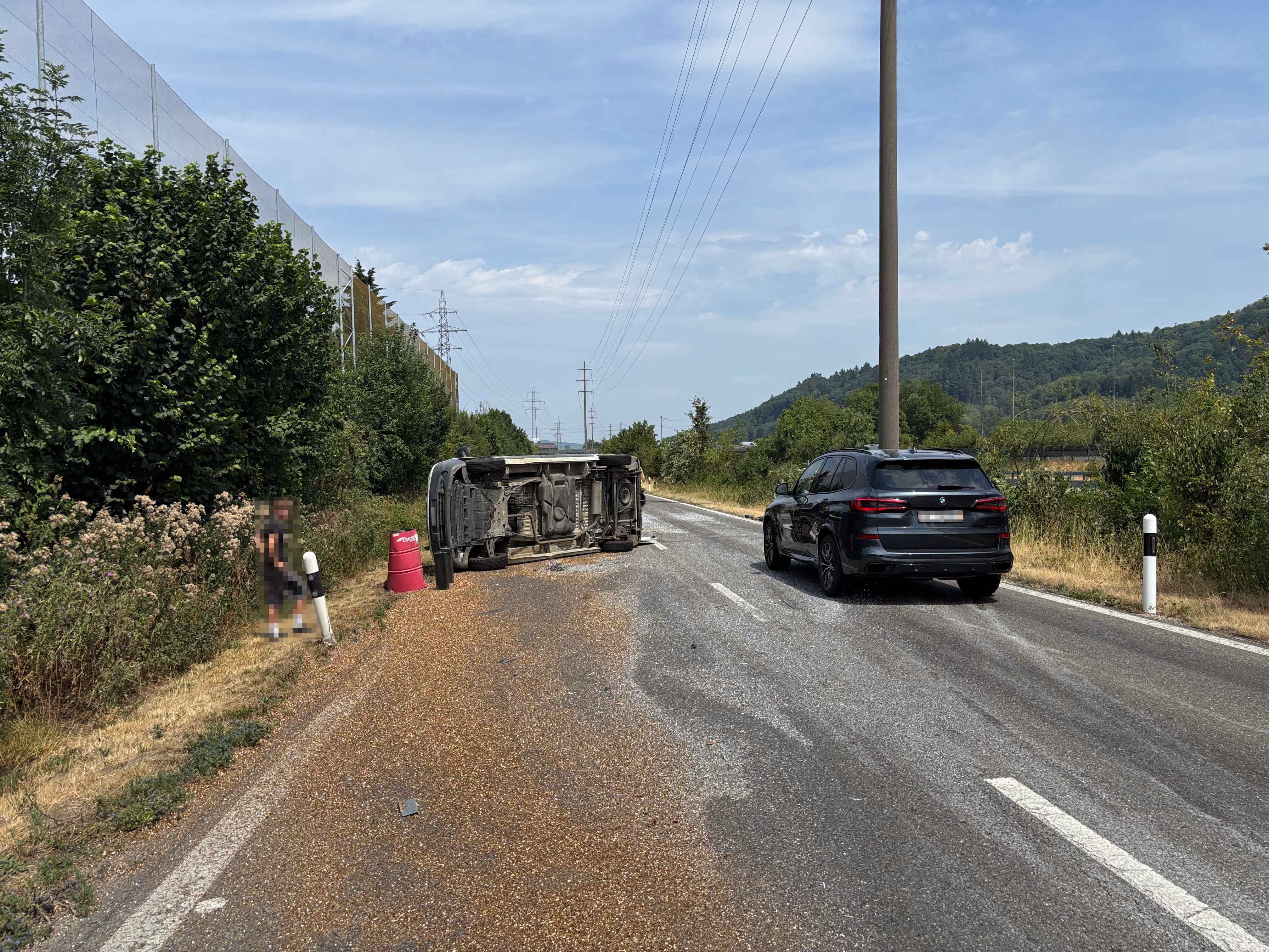 Der Lieferwagen mit Anhänger kam auf der Seite liegend zum Stillstand