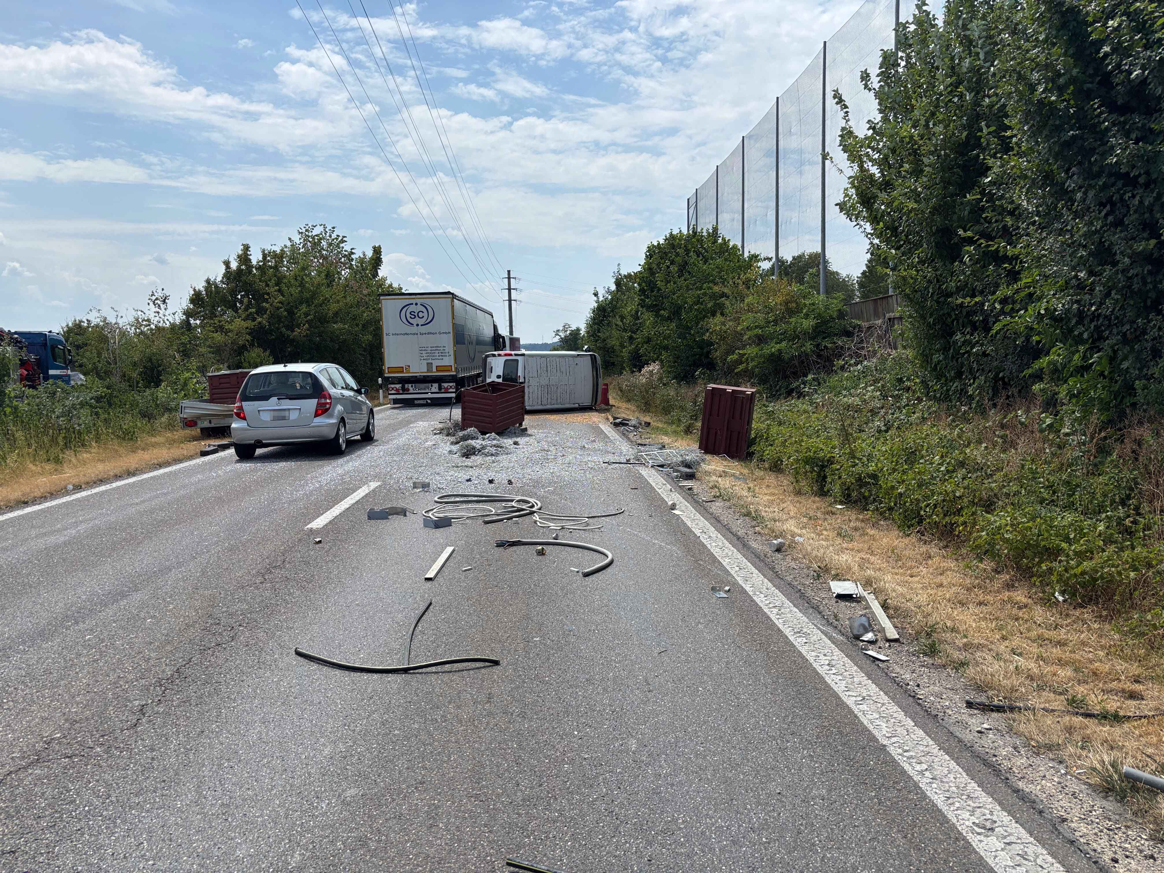 Altmetall und Metallspäne verteilten sich nach dem Unfall über die gesamte Fahrbahn