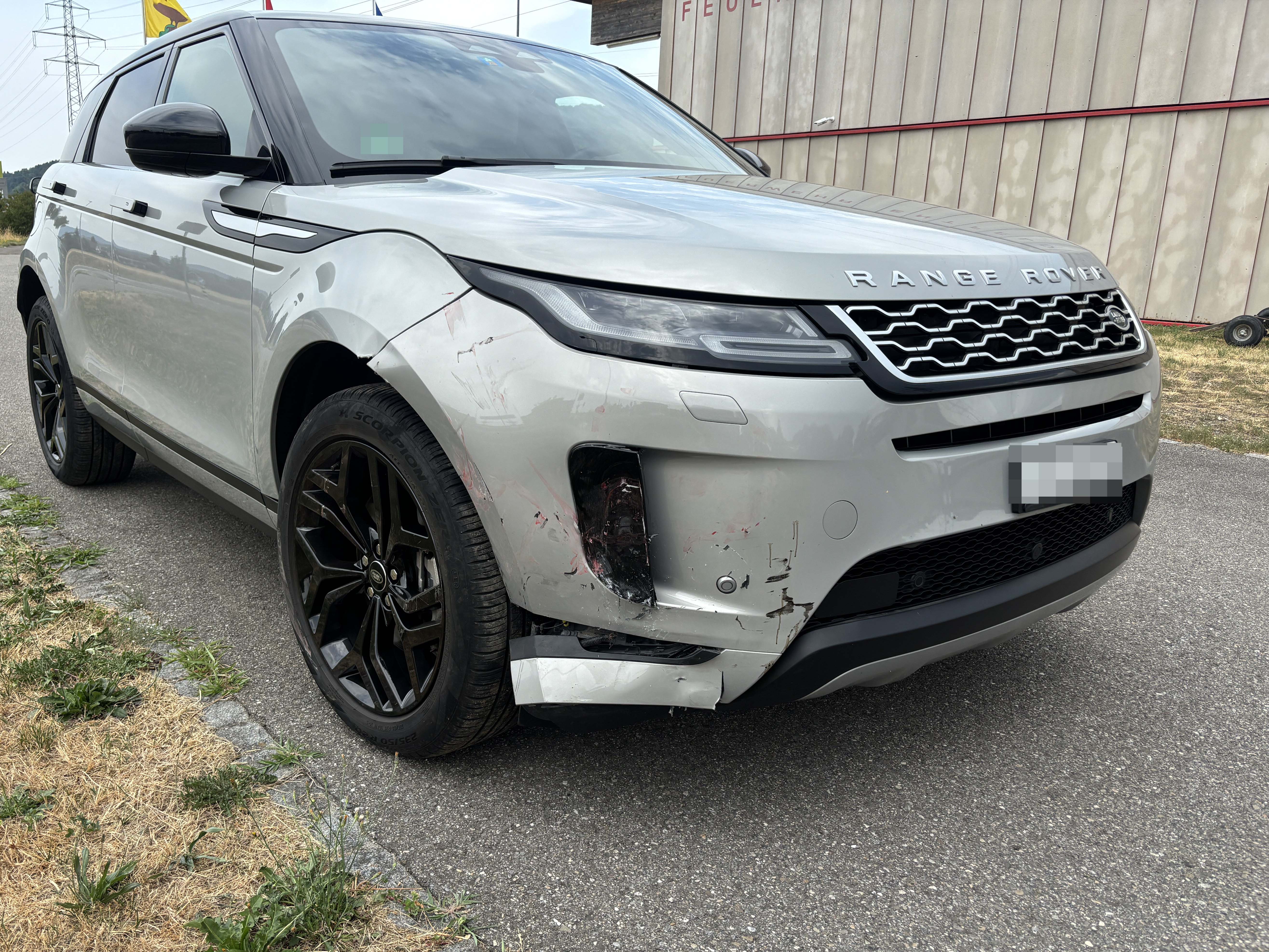  Range Rover mit beschädigter vorderer Stossstange