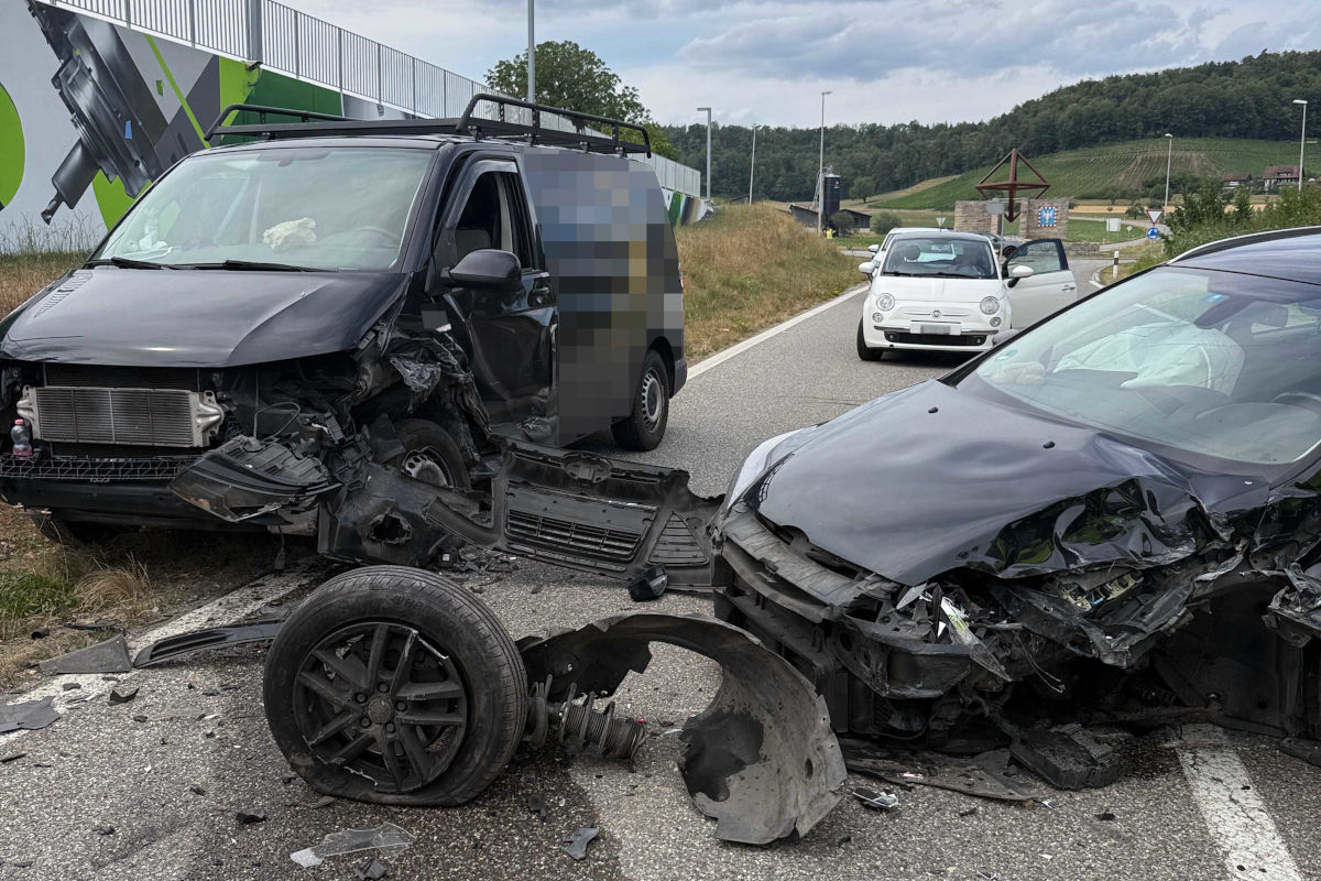 Die Feuerwehr richtete während der Sperrung eine Umleitung ein.