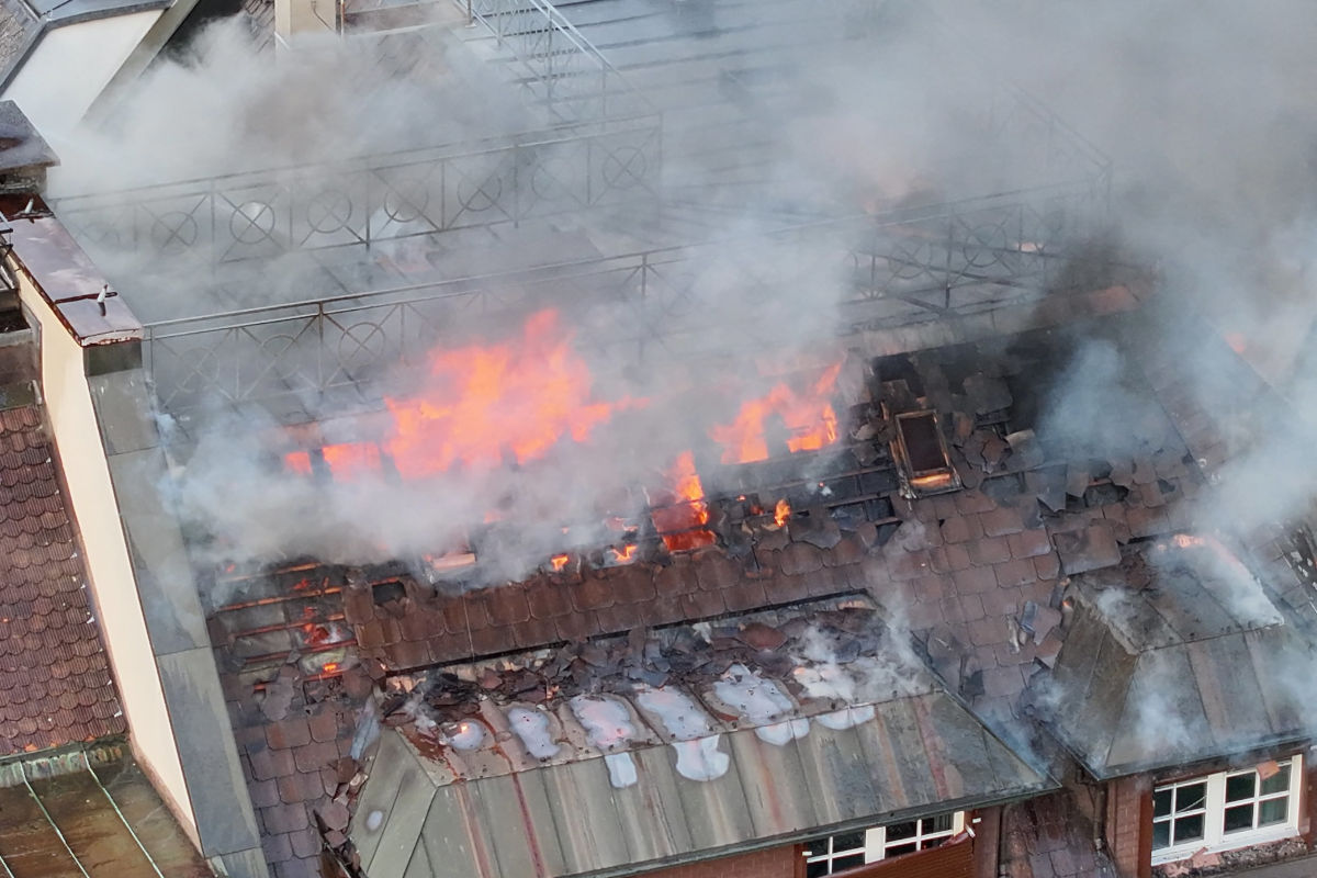 Die Feuerwehr verhinderte ein Übergreifen der Flammen.