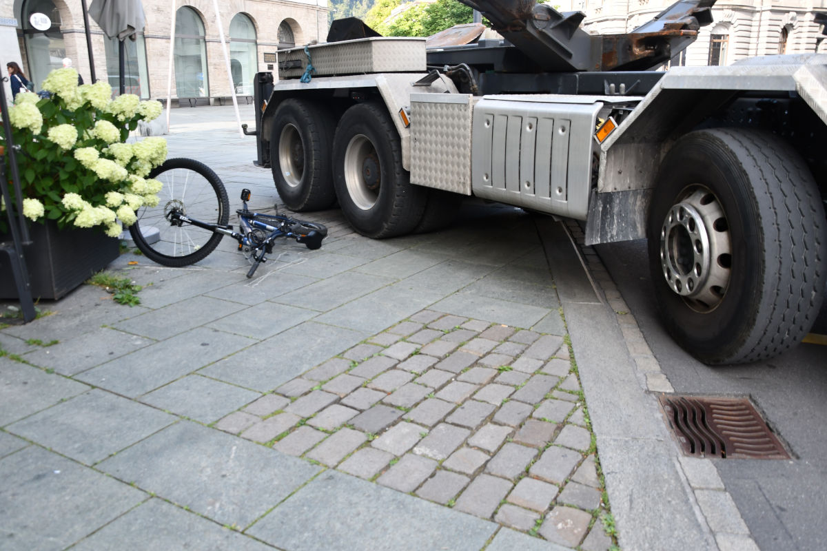 Rettungskräfte versorgten die verletzte Velofahrerin.