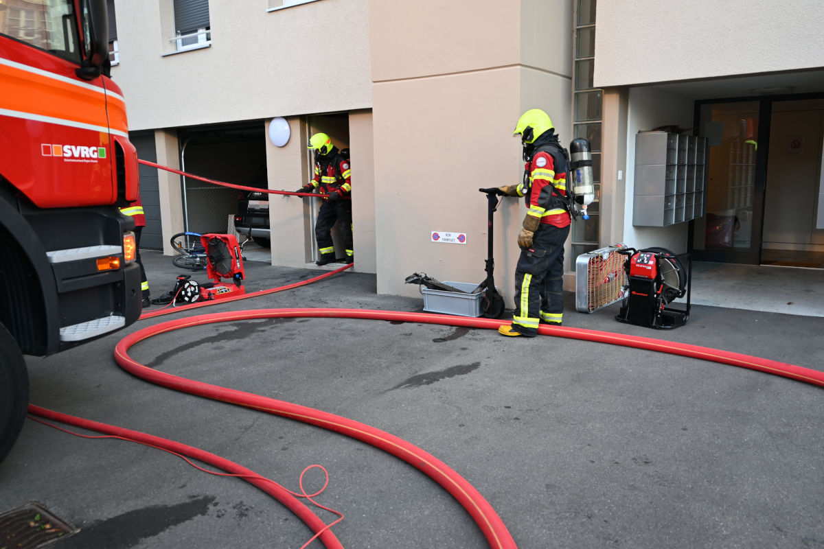 Die Brandursache wird von Spezialisten untersucht.