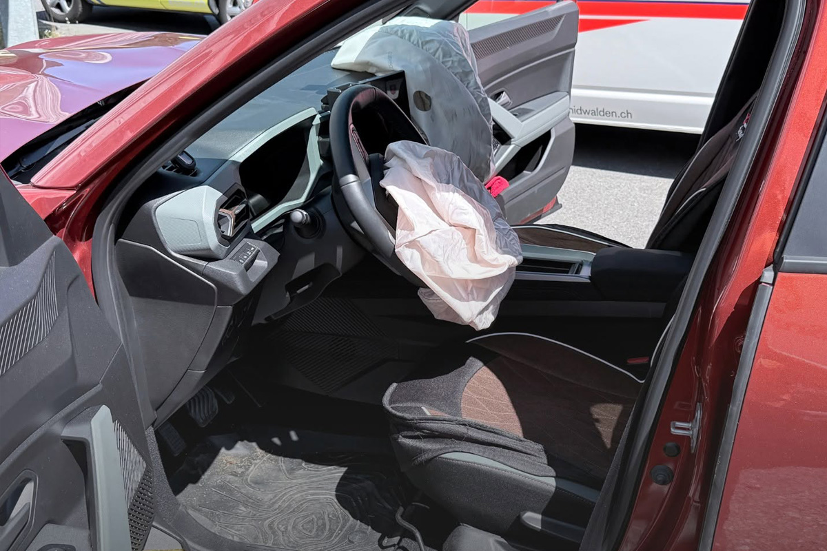 Die Fahrerin wurde bei dem Unfall verletzt.
