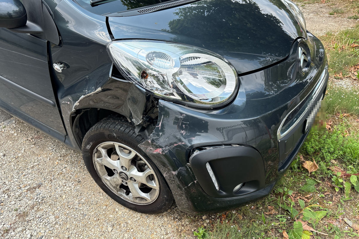 Der Unfall ereignete sich beim Abbiegen auf einen Parkplatz.