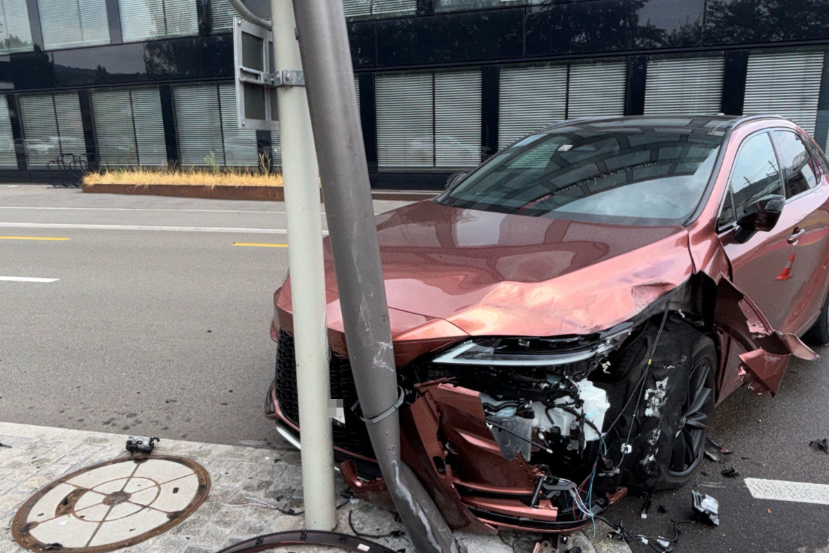 Das beschädigte Auto musste abgeschleppt werden.