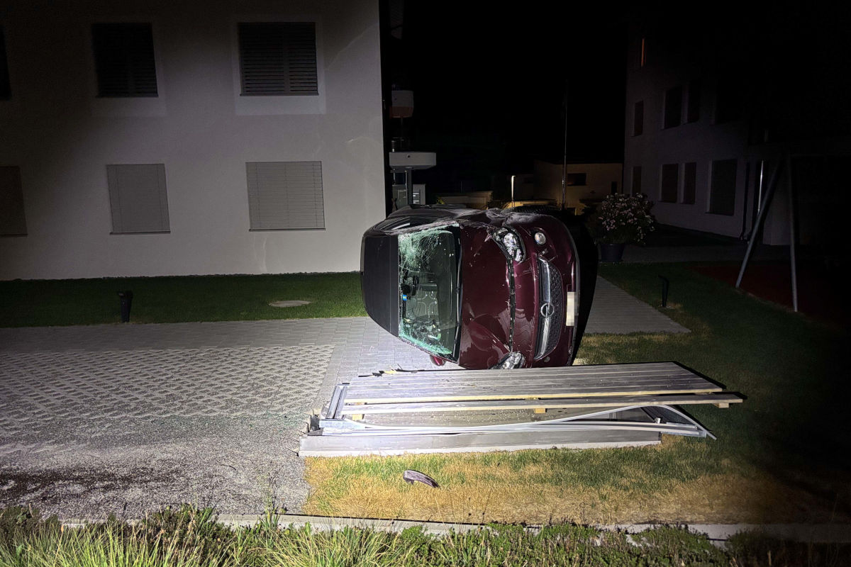 Am Fahrzeug entstand Totalschaden, auch die Infrastruktur wurde beschädigt.