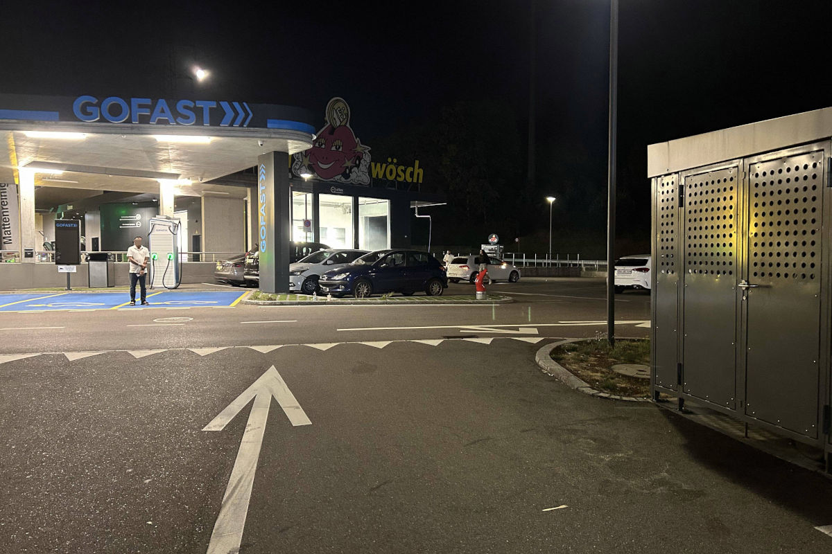 Der Unfall ereignete sich auf dem Gelände einer Tankstelle.