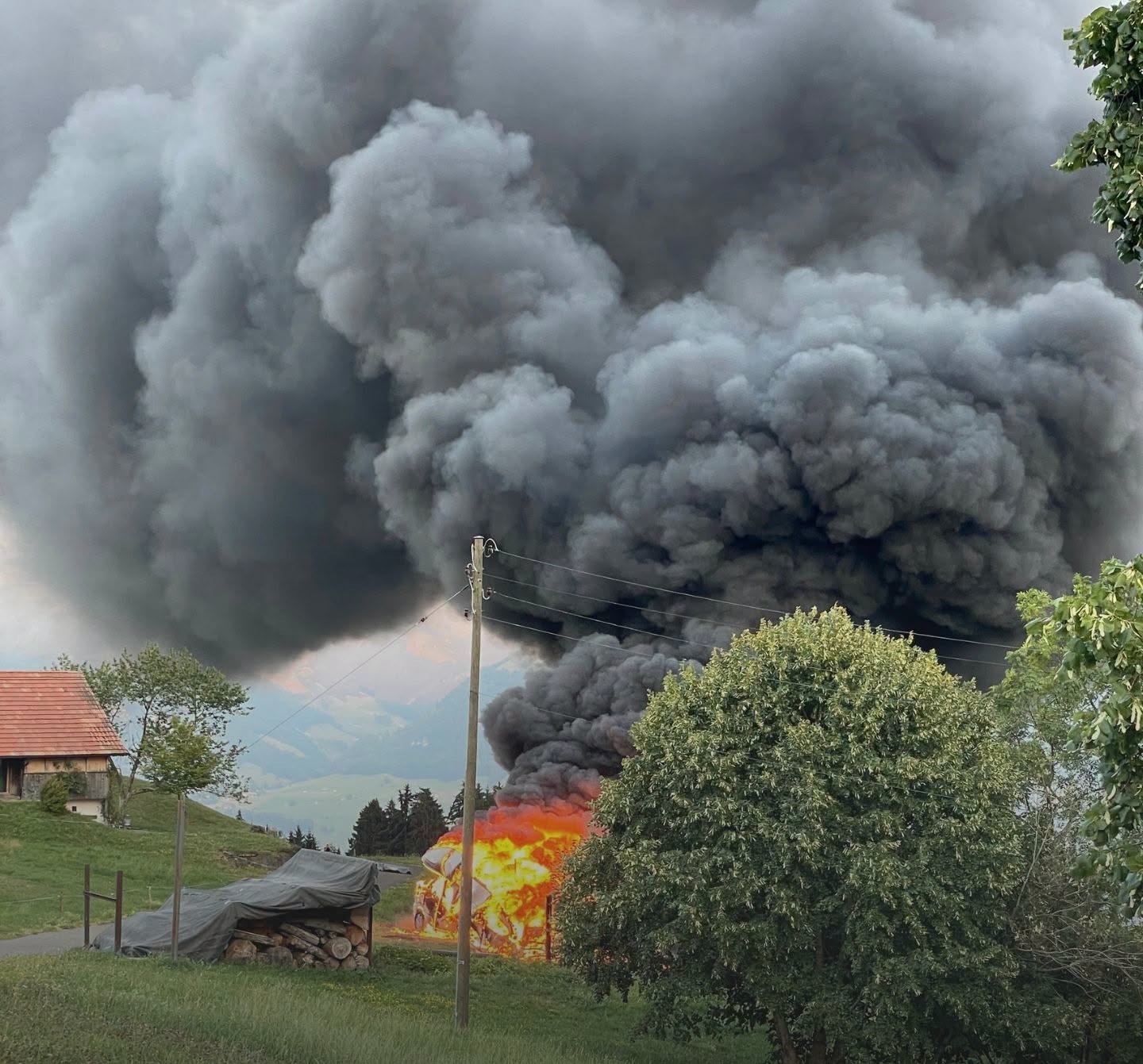 Dichter Rauch über der Brandstelle