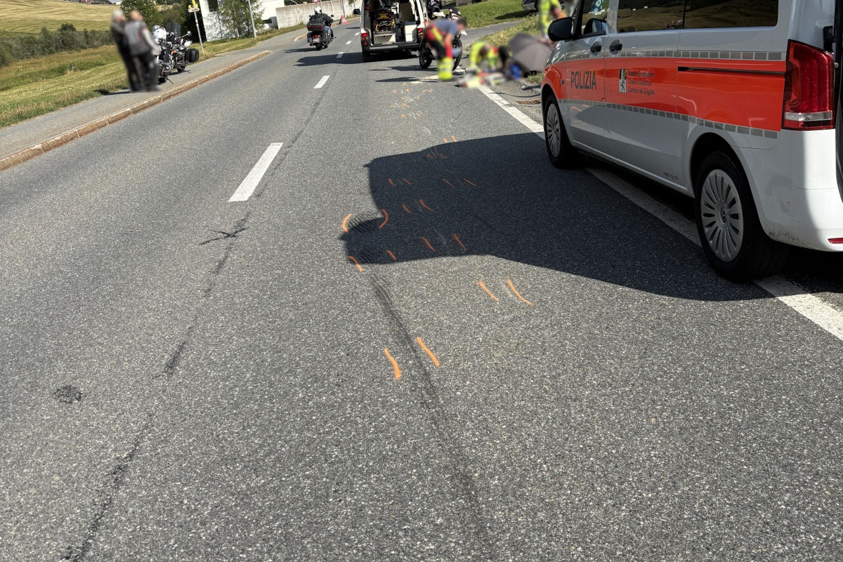 Ein Motorradfahrer stürzte bei Tschierv und verletzte sich.