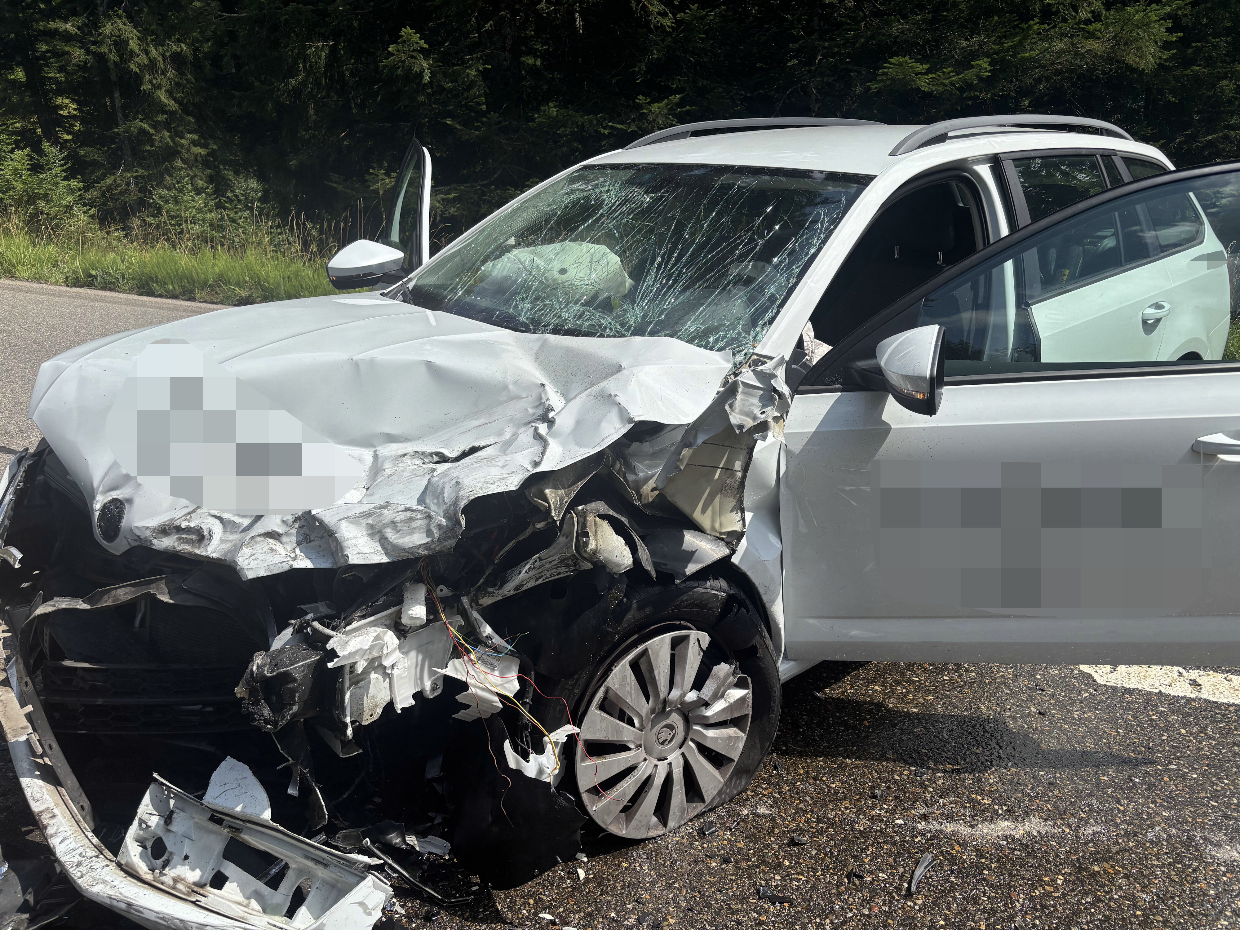 Ein schwer beschädigtes Auto nach der Frontalkollision