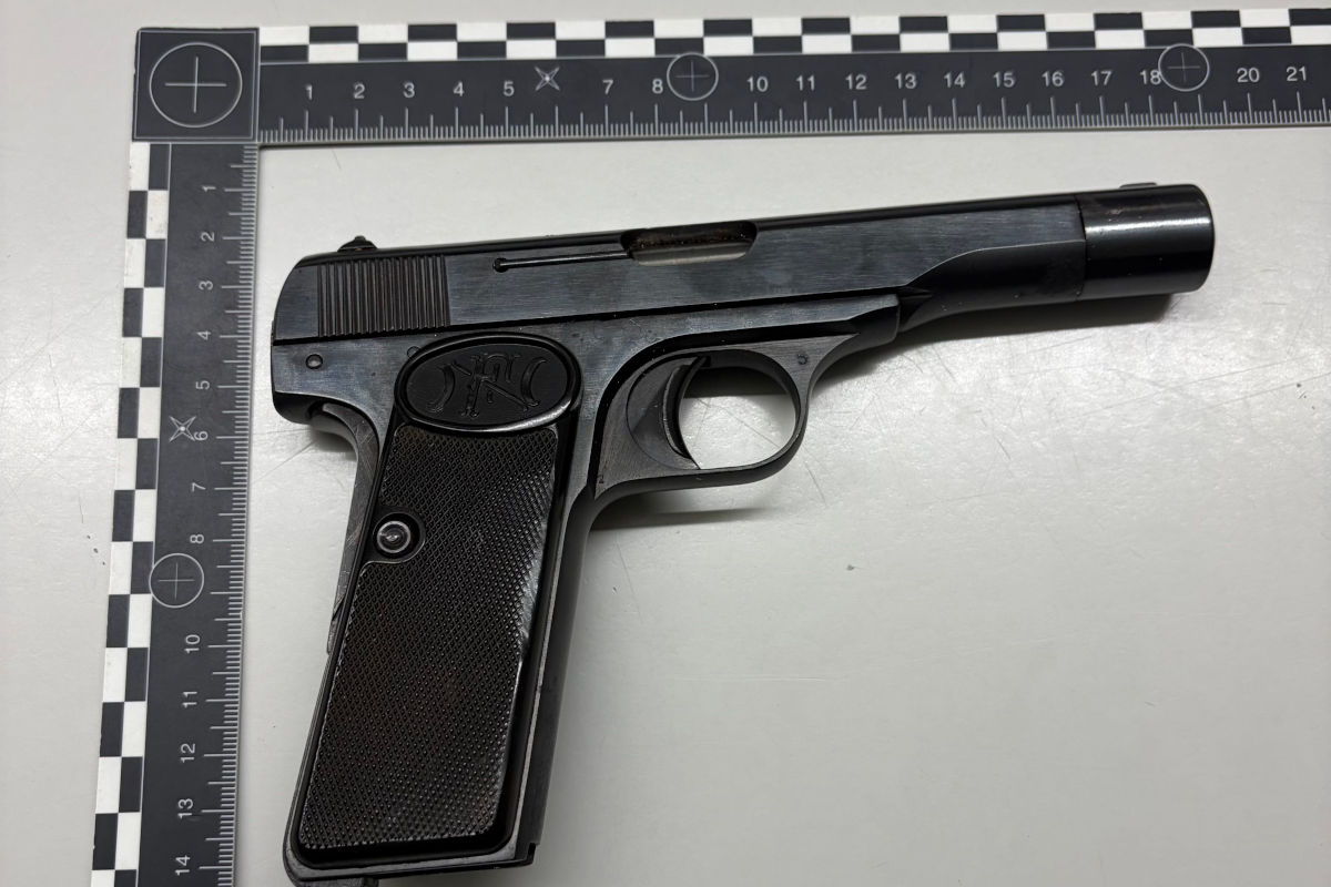 Bei einer zweiten Kontrolle wurde eine ungeladene Schusswaffe entdeckt.