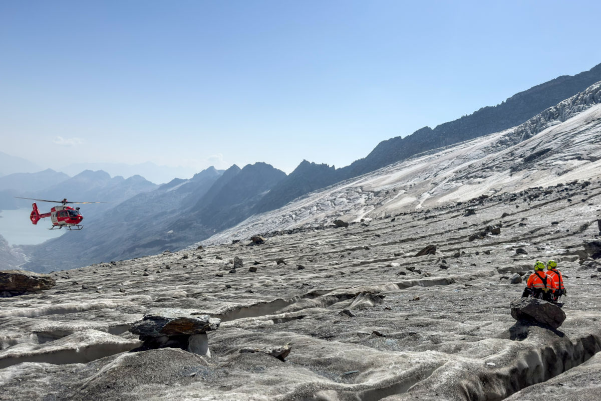 Vier Bergretter der Alpinen Rettung Schweiz unterstützten die Rega-Crew.