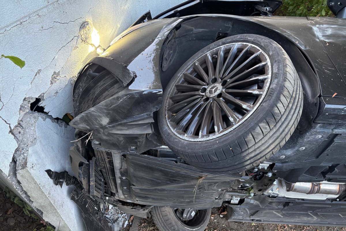 Der 18-jährige Neulenker blieb bei dem spektakulären Unfall unverletzt.