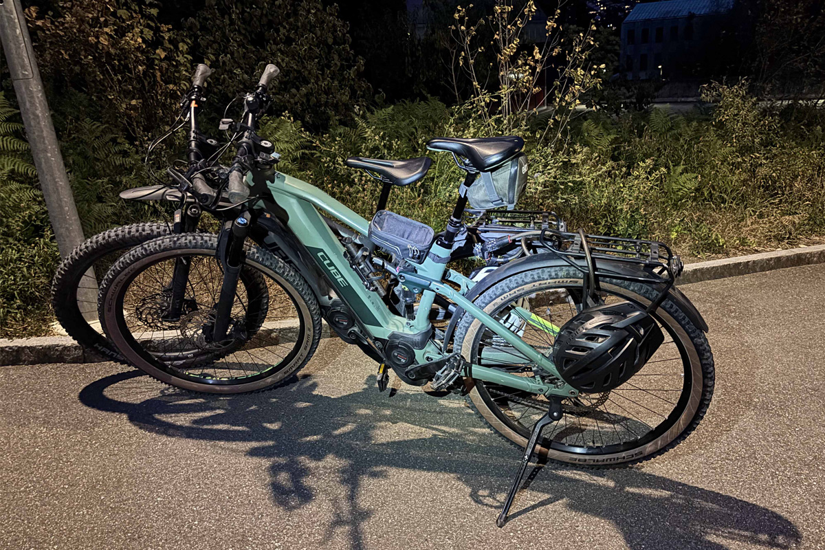 Die Polizei in Baden entdeckte nachts zwei Männer mit zusammengeketteten E-Bikes.