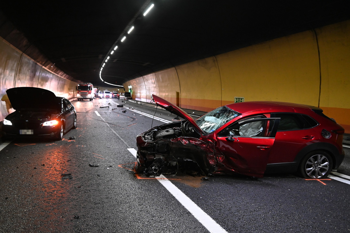 Zwei Autofahrer wurden bei dem Unfall verletzt und in Krankenhäuser gebracht.