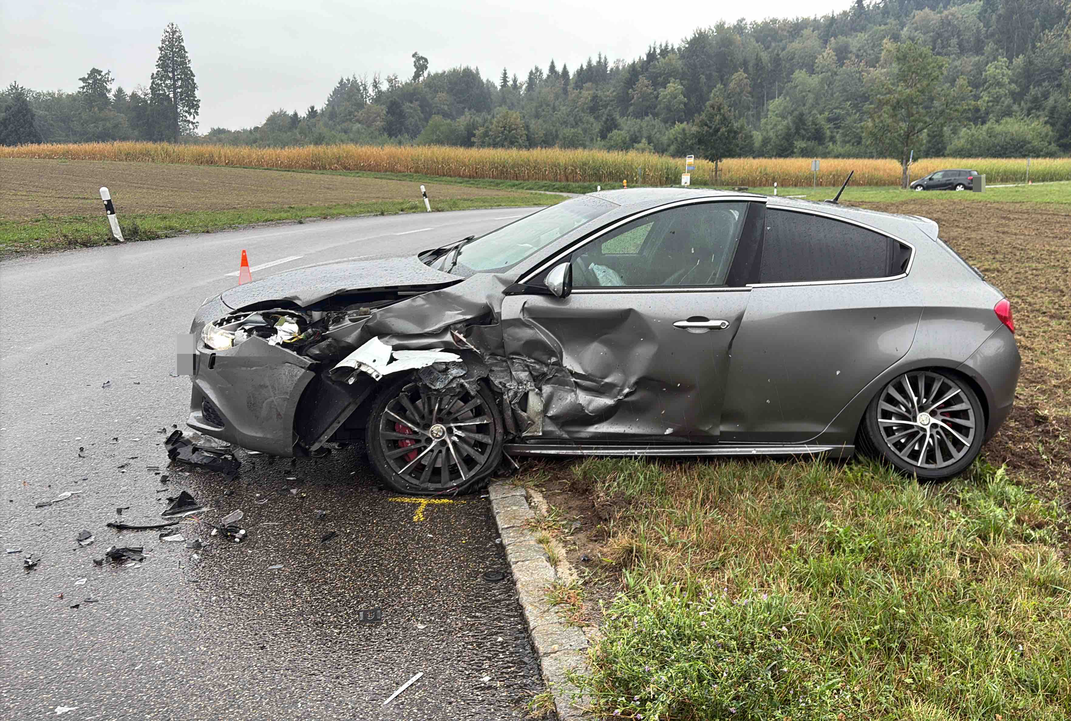 Bei der Kollision entstand an den Fahrzeugen erheblicher Sachschaden