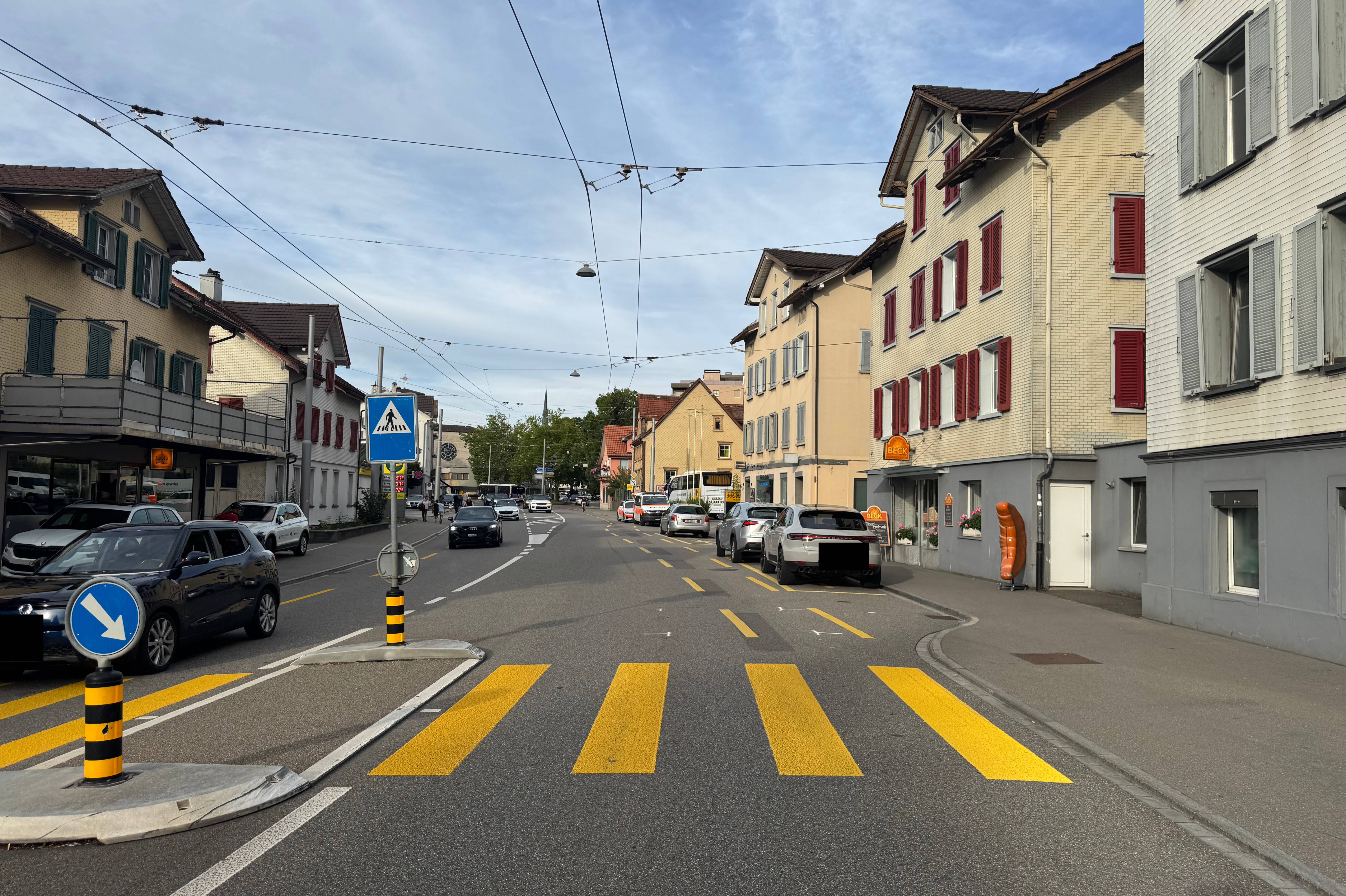 Auffahrunfall endet auf Fussgängerstreifen
