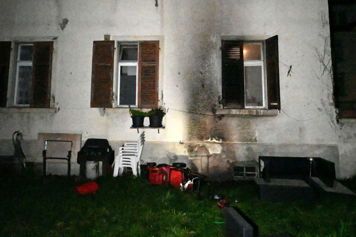 Durch das Feuer wurde die Fassade des angrenzenden Hauses beschädigt.