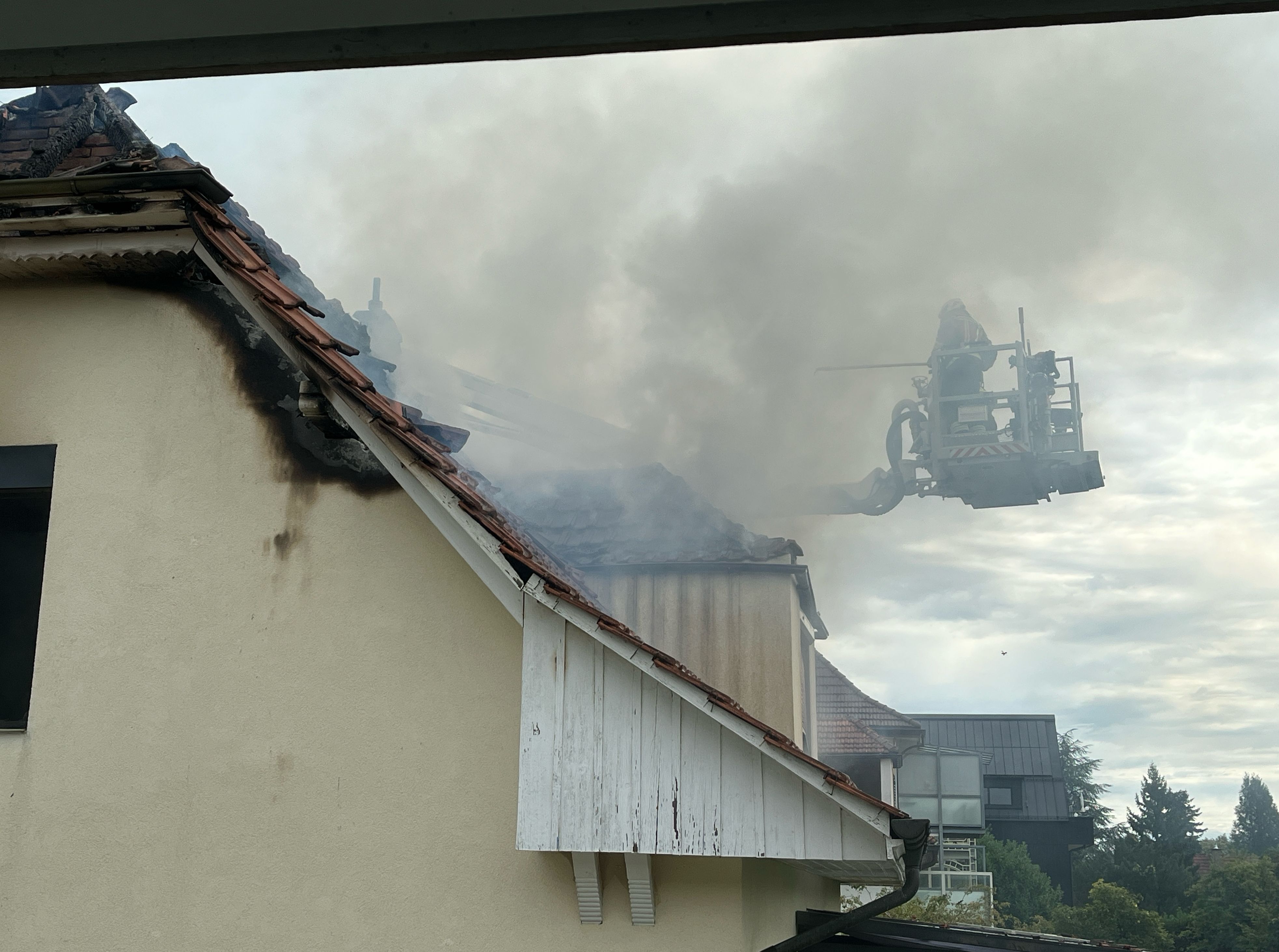 Schäden am Dach des Mehrfamilienhauses