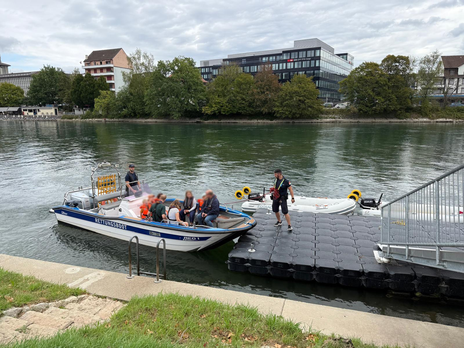 Bei einer Fahrt mit dem Polizeiboot konnten Besucher die Aare erkunden