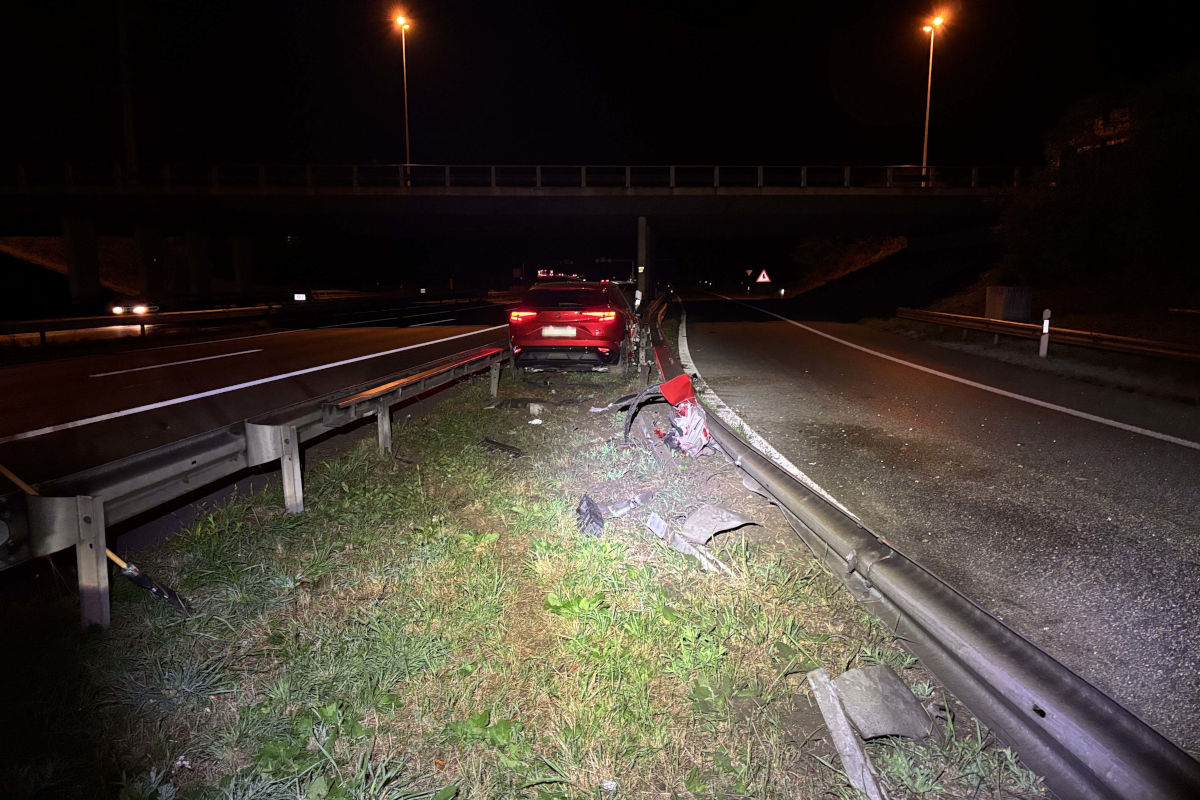 Der 21-jährige Automobilist blieb bei dem Unfall unverletzt.