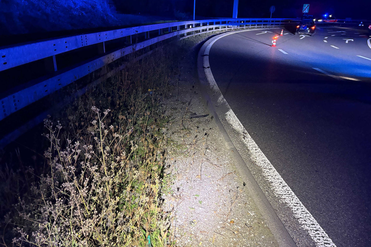 Am Fahrzeug und an der Autobahneinrichtung entstand Sachschaden.