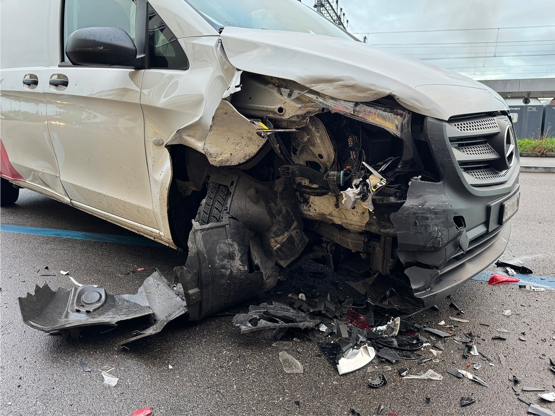 Beschädigter Mercedes-Transporter nach dem Unfall