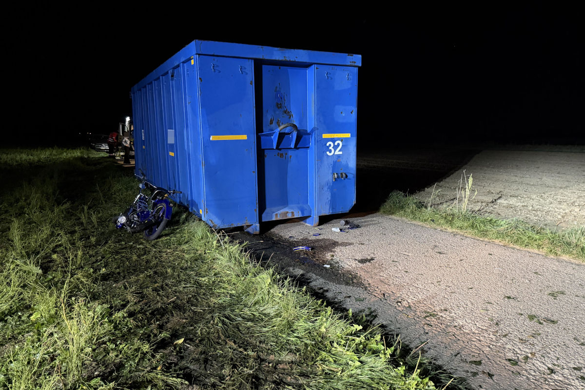 Die grosse Mulde stand mitten auf einem unbeleuchteten Feldweg.