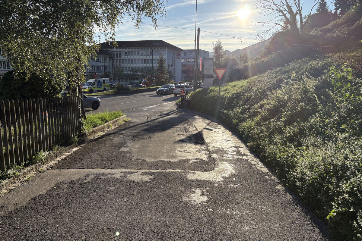 Die Kantonspolizei ermittelt zum genauen Hergang des E-Bike-Unfalls.