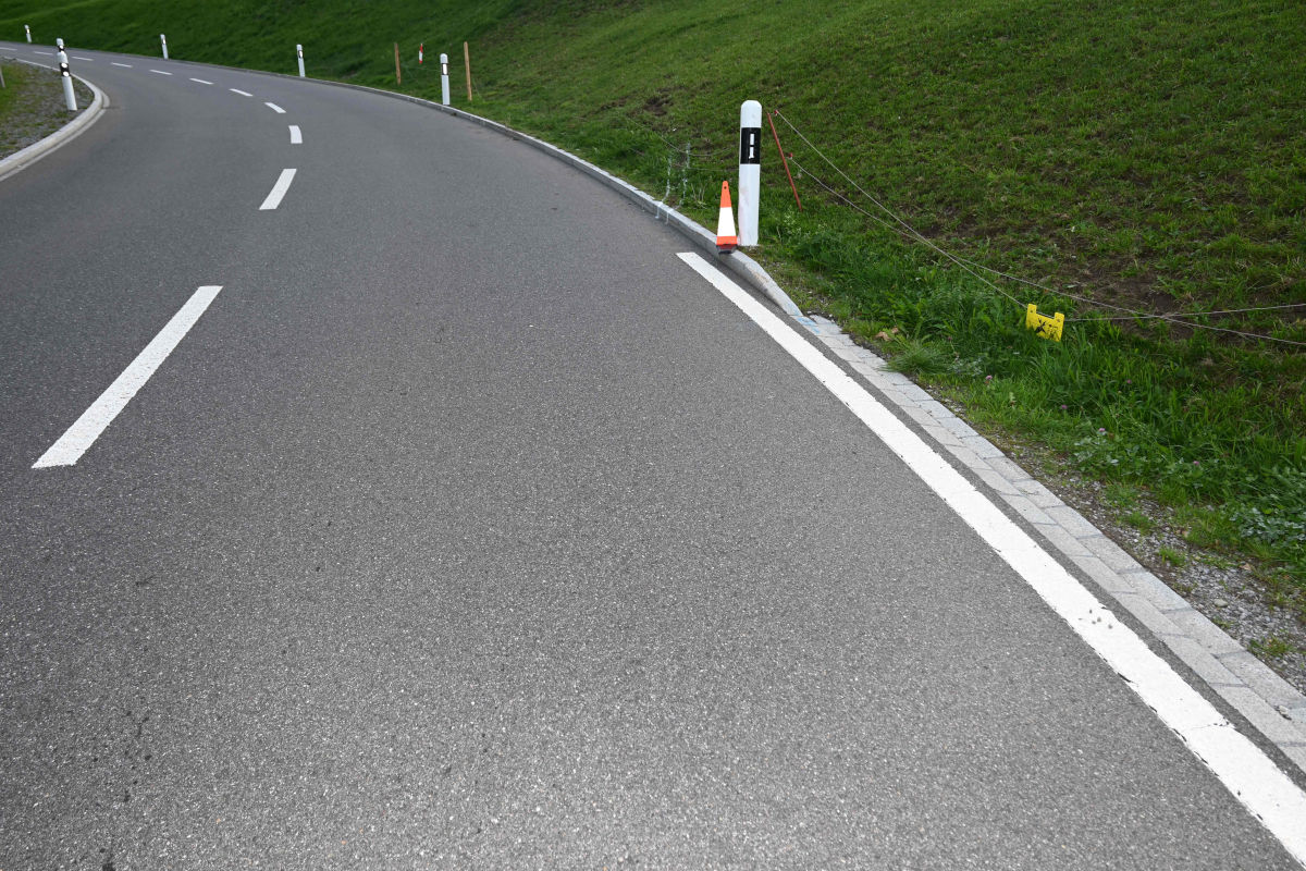 Das Motorrad prallte gegen einen Leitpfosten am Strassenrand.