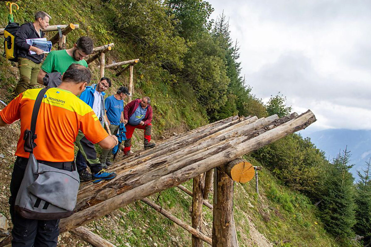 Vertreter von Kanton, Gemeinde, Planung und Bau besichtigten die fertiggestellten Lawinenverbauungen.