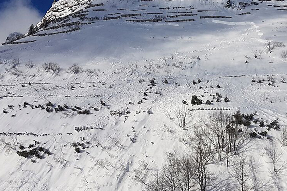 Anriss des Lawinenereignis Januar 2019, welches 120 Meter der Klausenstrasse verschüttete und ausschlaggebend war für die Erweiterungsetappe 2024–2026