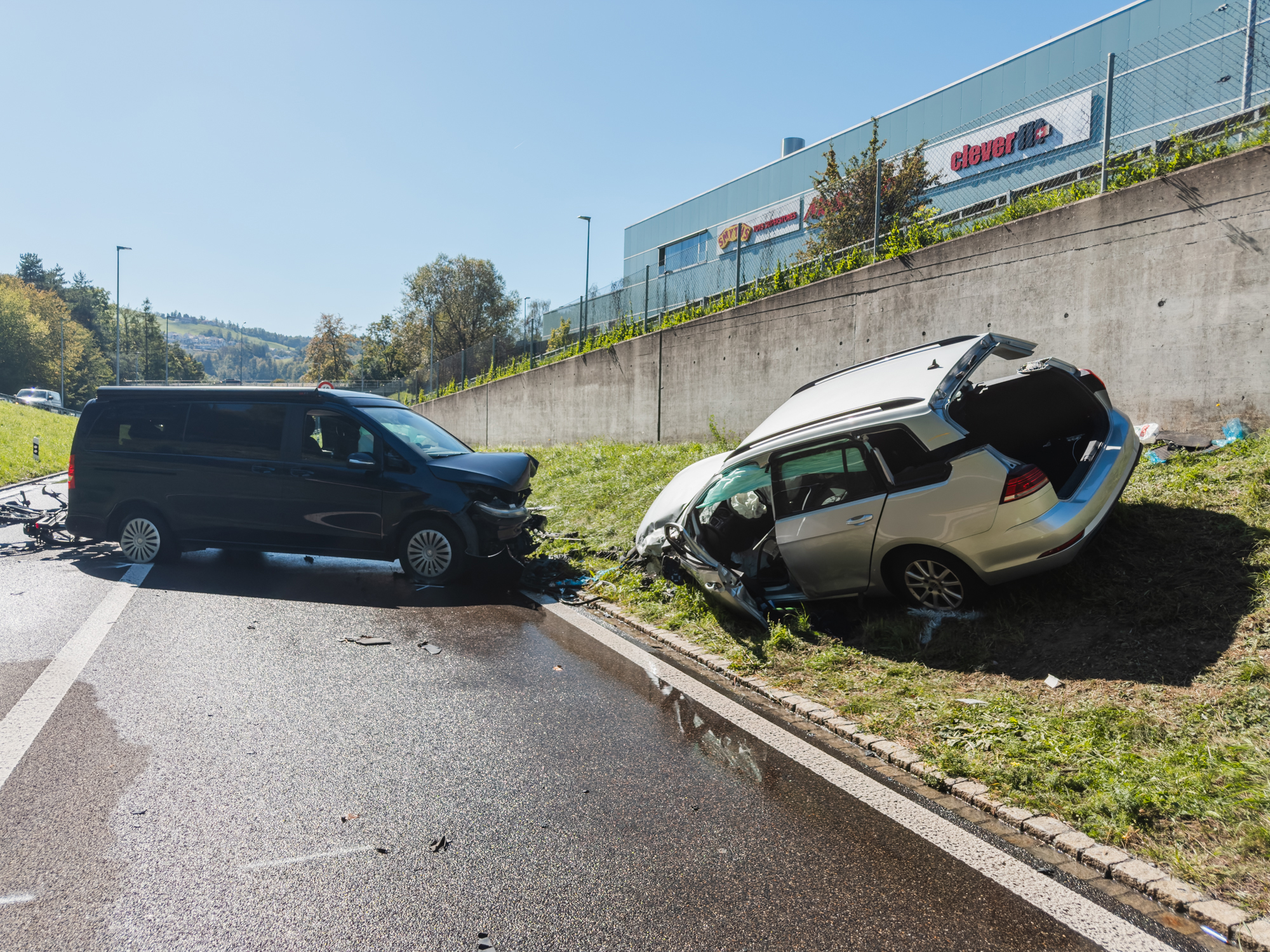 Zwei der beteiligten Fahrzeuge nach der Kollision