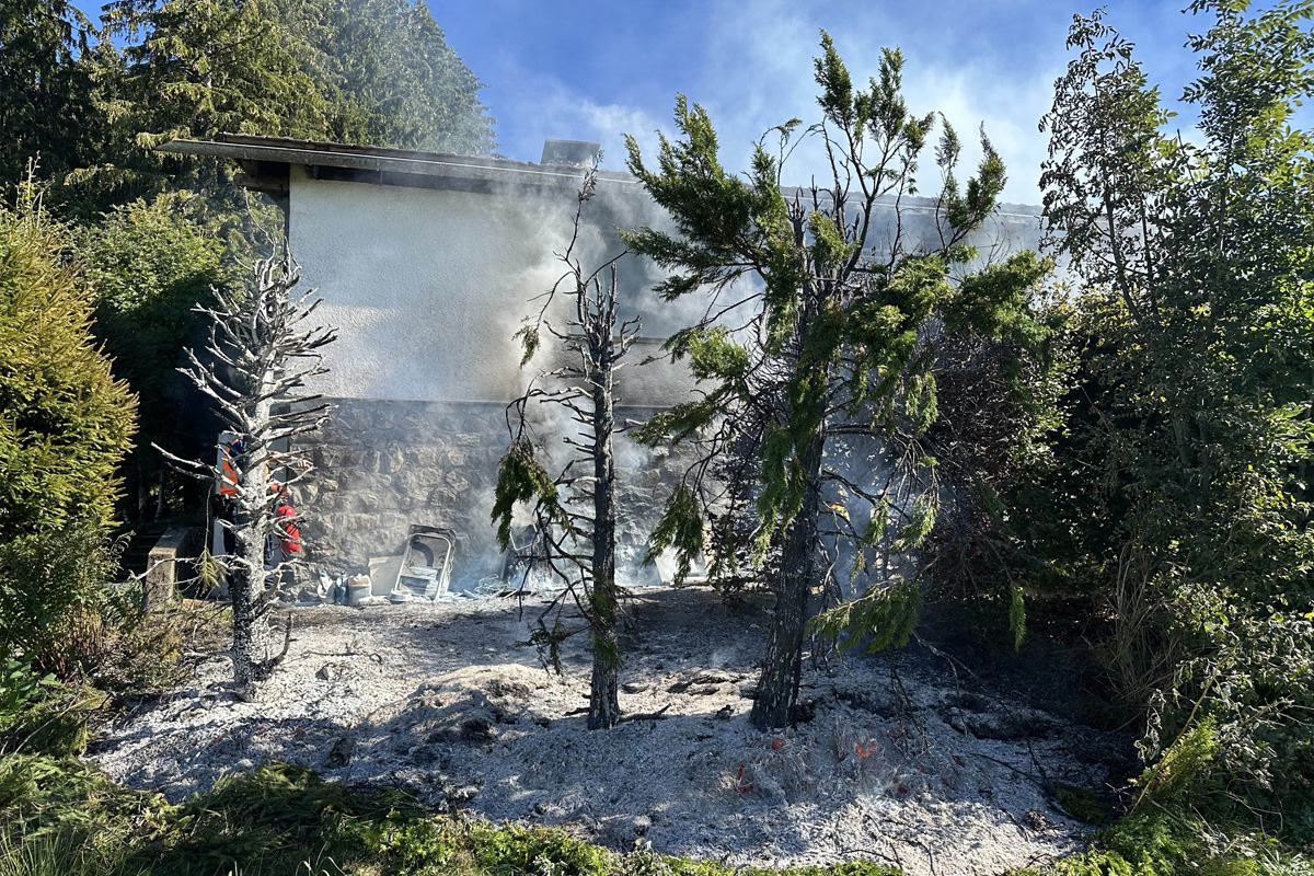 Die Einsatzkräfte verhinderten, dass die Flammen auf das angrenzende Ferienhaus übergriffen.